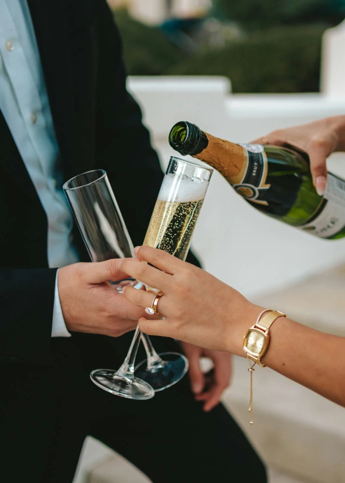 un couple de personnes tenant des verres à vin